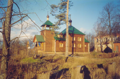 Деревянный храм, освященный  в честь Архистратига Божия Михаила в монастырском подворье 